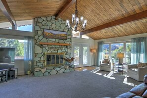 Fernseher, Kamin, Tischtennisplatte