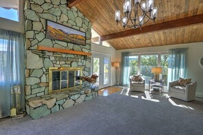 Télévision, cheminée, table de tennis de table