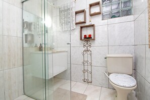 Een douche, handdoeken, zeep, shampoo