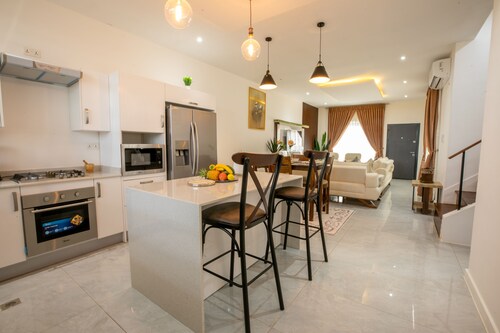 Beautiful townhome in a gated community community and 35mins from the Airport
