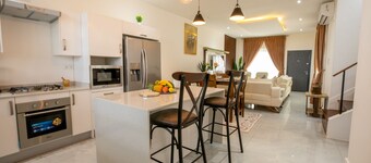 Beautiful townhome in a gated community community and 35mins from the Airport
