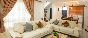 Beautiful townhome in a gated community community and 35mins from the Airport