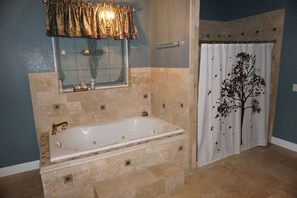 Bañera de hidromasaje, secador de pelo, toallas y jabón