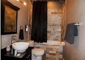 Bañera de hidromasaje, secador de pelo, toallas y jabón