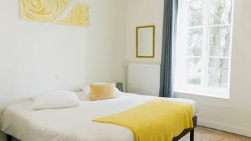 5 chambres, bureau, fer et planche à repasser, lit parapluie