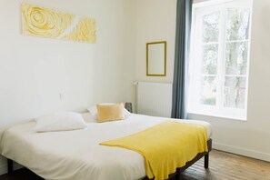 5 soverom, skrivebord, strykejern/-brett og reiseseng for barn