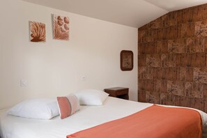 5 bedrooms, desk, iron/ironing board, travel crib