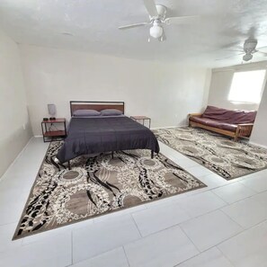 2 habitaciones, tabla de planchar con plancha, wifi y ropa de cama 
