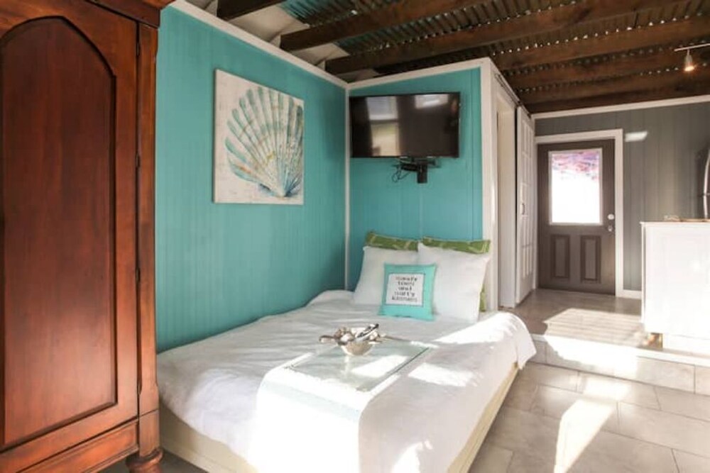 Mermaid Cove Vilano Beach/Queen. Sleeps 2. Pet fee Vilano Beach Vrbo