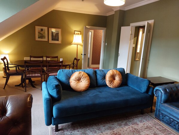 Smart TV, books - Stunning Royal Mile Penthouse (Edinburgh)