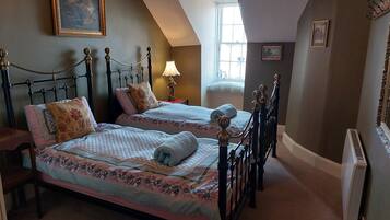 5 bedrooms, desk, iron/ironing board, free WiFi