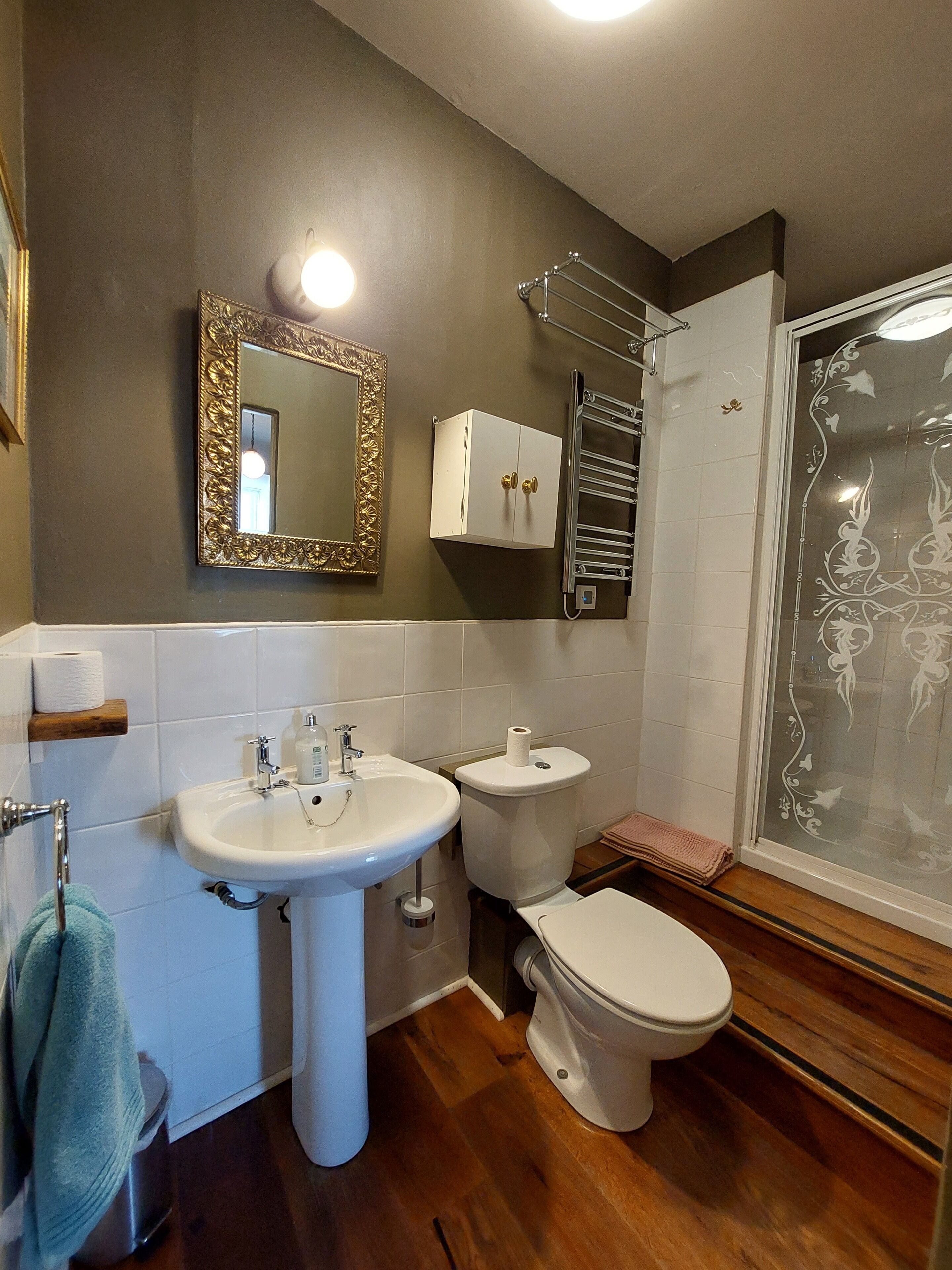 Douche, sèche-cheveux, serviettes fournies, savon