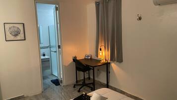 3 sovrum, skrivbord, strykjärn/strykbräda och resesäng