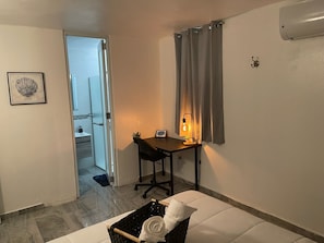 3 chambres, bureau, fer et planche Ă repasser, lit parapluie