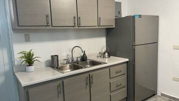 Kylskåp, mikrovågsugn, ugn och spishäll