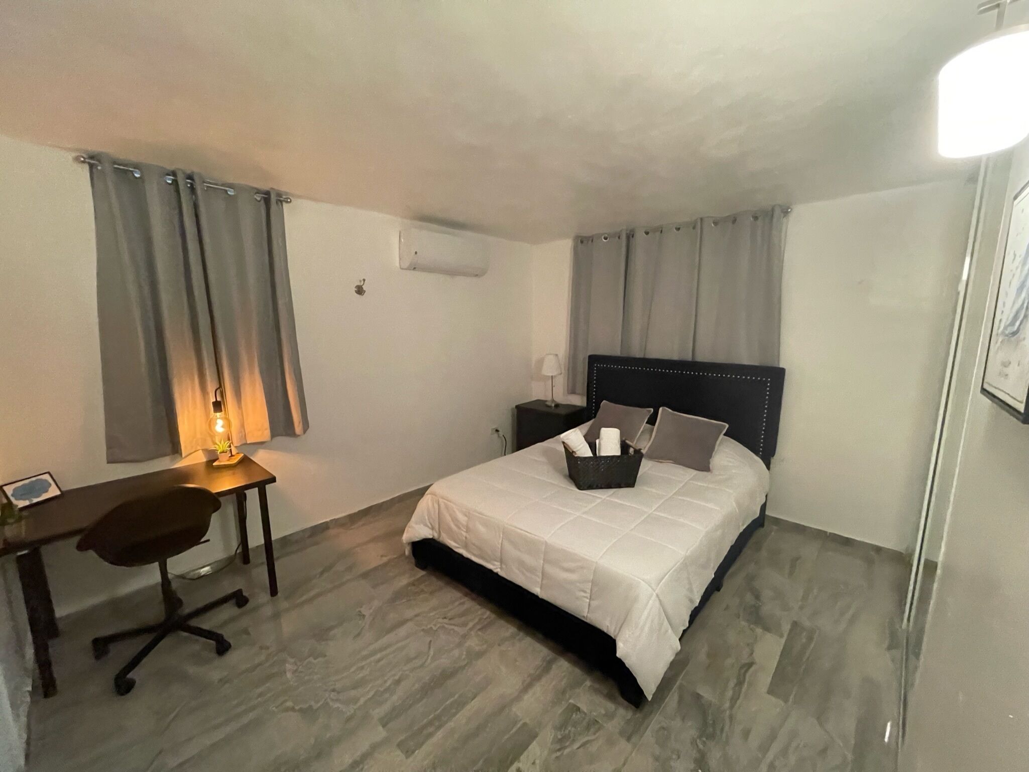 3 habitaciones, escritorio y tabla de planchar con plancha 