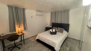 3 habitaciones, escritorio y tabla de planchar con plancha