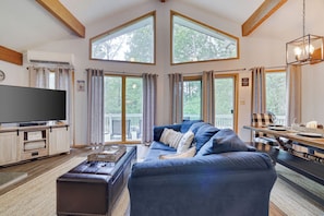 Smart TV, chimenea, videojuegos y reproductor de DVD