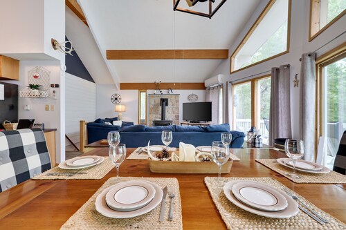 Cozy Chalet near Lake: Fire Pit & Hot Tub