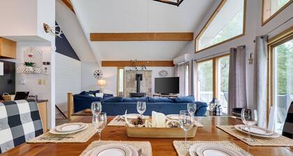 Cozy Chalet near Lake: Fire Pit & Hot Tub