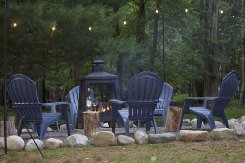 Cozy Chalet near Lake: Fire Pit, Beautiful Fall Foliage & Hot Tub