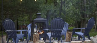 Cozy Chalet near Lake: Fire Pit, Beautiful Fall Foliage & Hot Tub