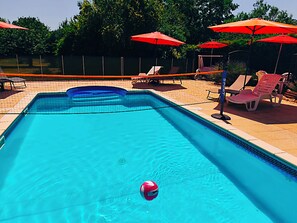 Utomhuspool och uppvärmd pool