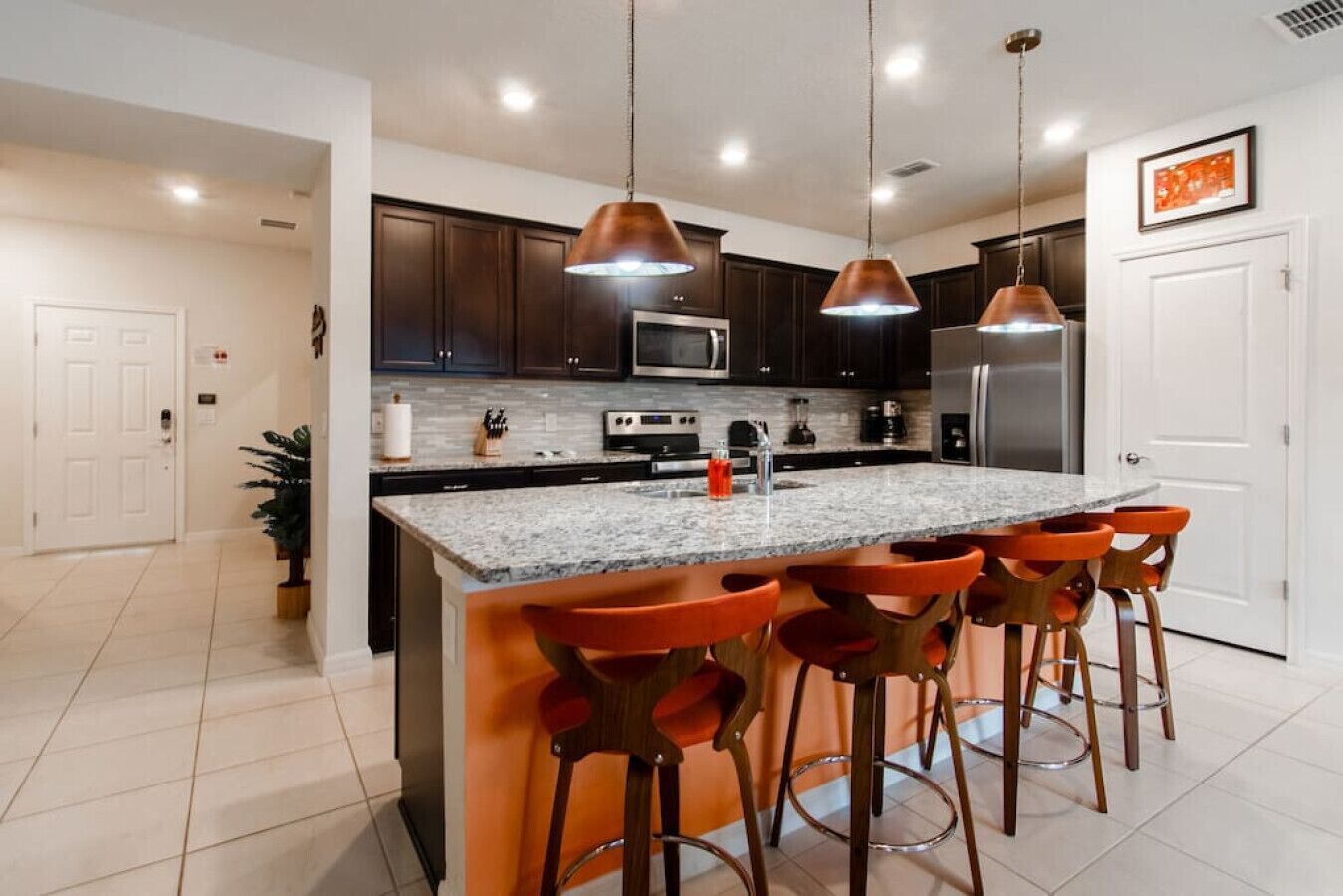 Een kinderstoel, kookgerei, borden en bestek