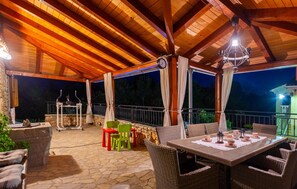 تناول الطعام بالخارج