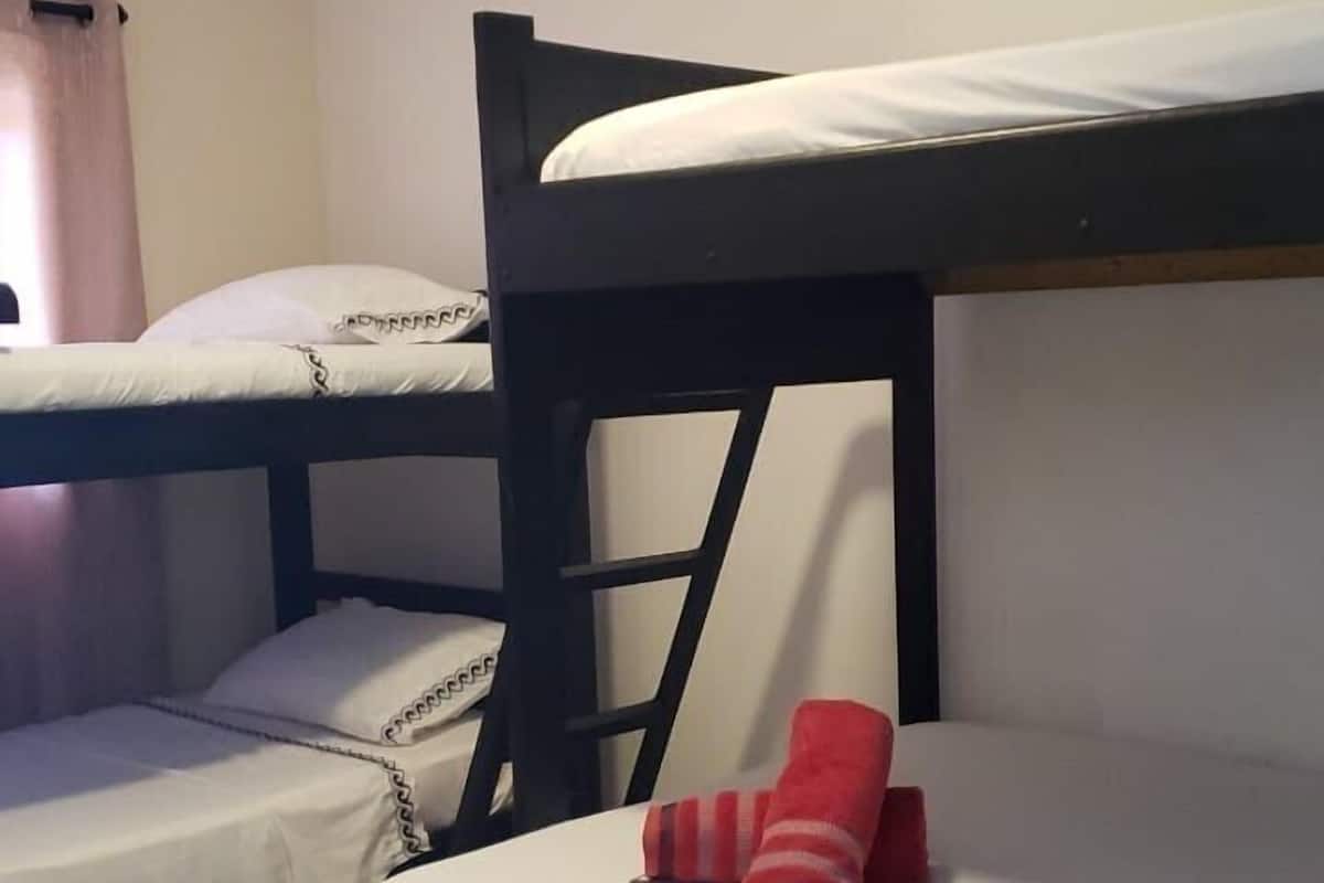 2 bedrooms, iron/ironing board, free WiFi