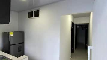 Cookware/dishes/utensils, cleaning supplies