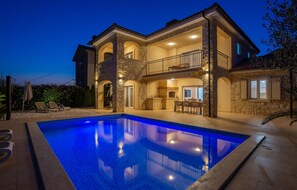 Pool - Cozy home in Pinezici with WiFi (Pinezici)