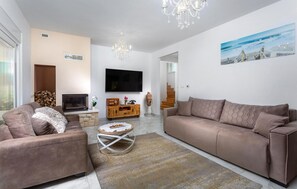 Televisión y chimenea 