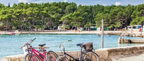 Una spiaggia nelle vicinanze