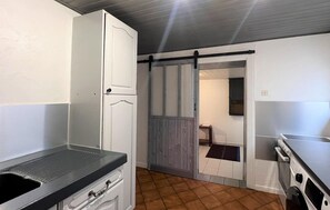 Frigorifero, forno, piano cottura, macchina per tè/caffè