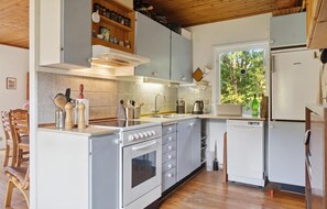 Kjøleskap, kokeplater, oppvaskmaskin og kaffetrakter/tekoker