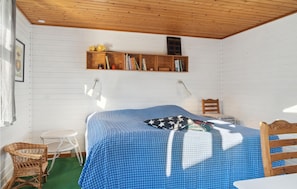 2 bedrooms, iron/ironing board, free WiFi