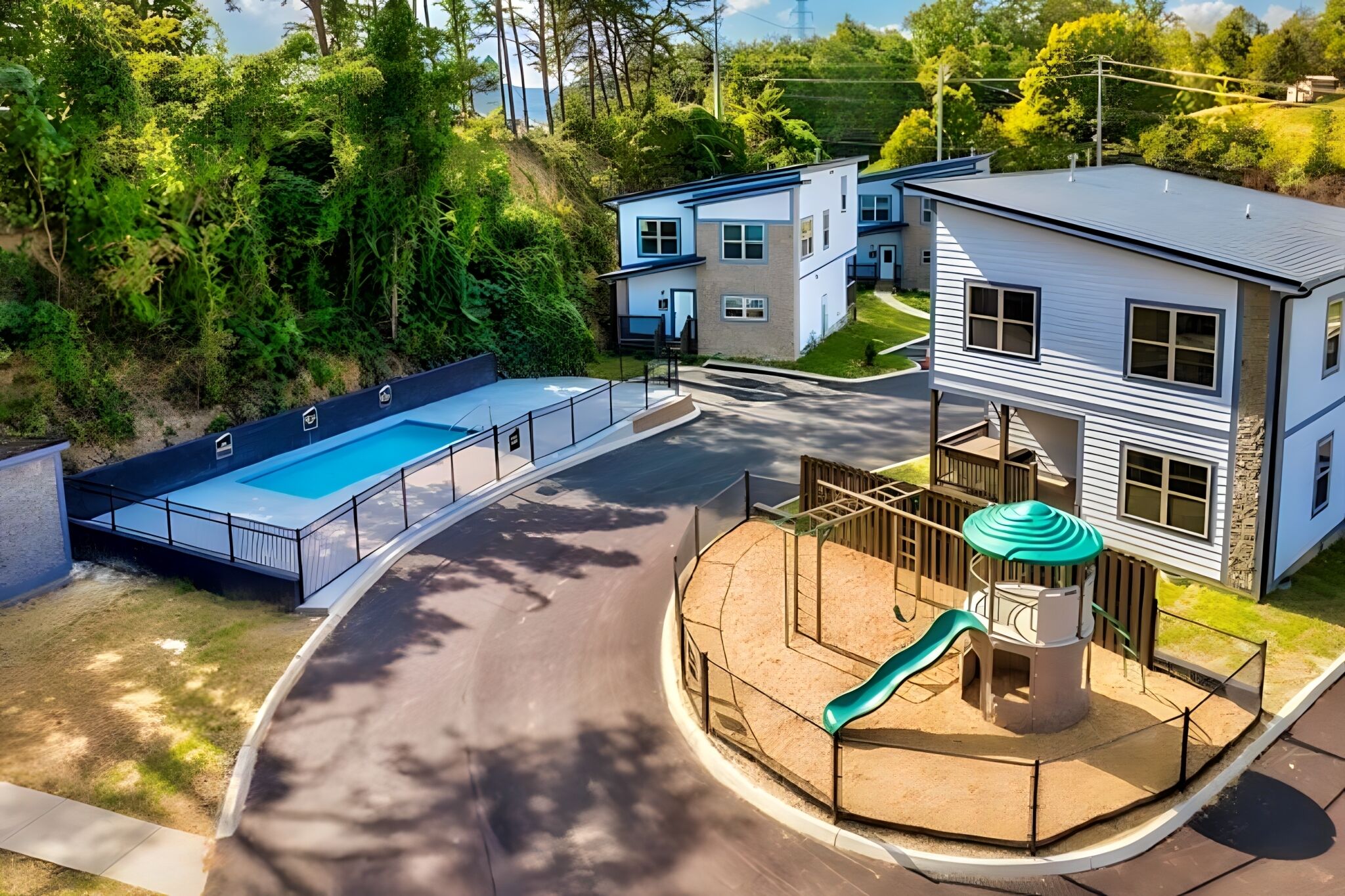 Ett bostadsområde med en swimmingpool, en lekplats och hus med modern design.
