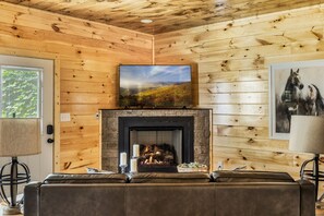 Smart-tv, eldstad, tv-spel och bordsfotboll