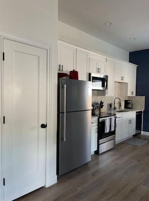 Een koelkast, een microgolfoven, een oven, een kookplaat