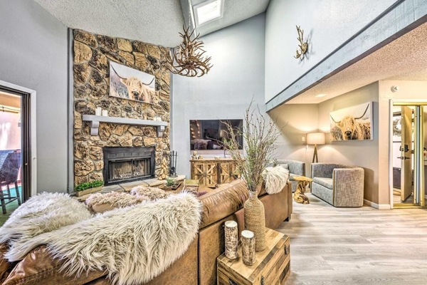 Una Smart TV, una chimenea