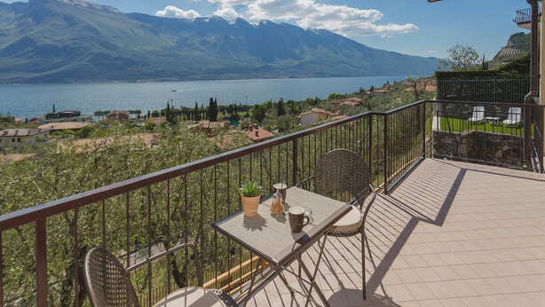 Outdoor dining - "Villa Imelda" spacious, bright apartments, garden or balcony, lake view (Limone Sul Garda)
