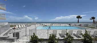 POOL IS OPEN! Cozy 5th Floor Ocean View | Balcony Sunrise + Beach Access, Diner