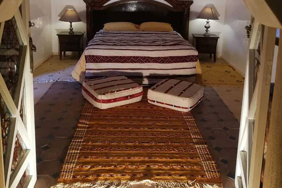 Deluxe Room, 1 King Bed | Bathroom | Towels