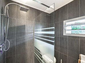 Douche, sĂšche-cheveux, serviettes fournies