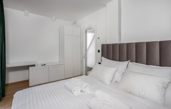 2 bedrooms, travel crib, free WiFi, bed sheets - Nice home in Stari Laz with sauna (Stari Laz)