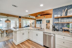 Réfrigérateur, micro-ondes, plaque de cuisson, lave-vaisselle