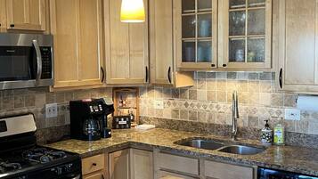 Coffee/tea maker, fridge, microwave, oven