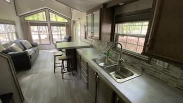 Peti sejuk, ketuhar gelombang mikro, dapur, mesin basuh pinggan mangkuk