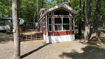 Cabin, Multiple Beds, Kitchen | 2 bedrooms, individually decorated, individually furnished, free WiFi